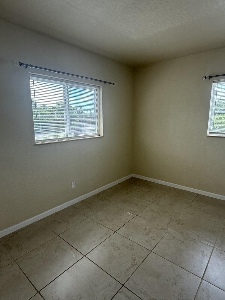 578 Ne 20th Street - Photo 8
