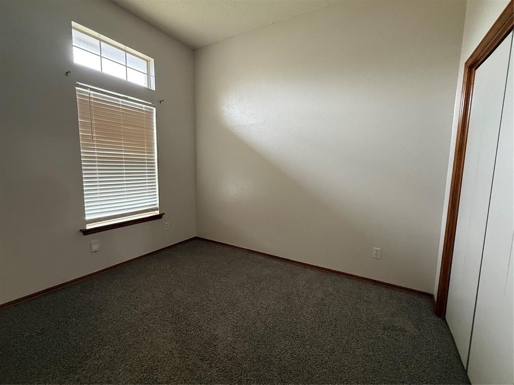 504 Eastridge Drive - Photo 4