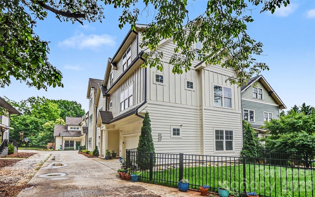 221 S Gardner Avenue - Photo 45