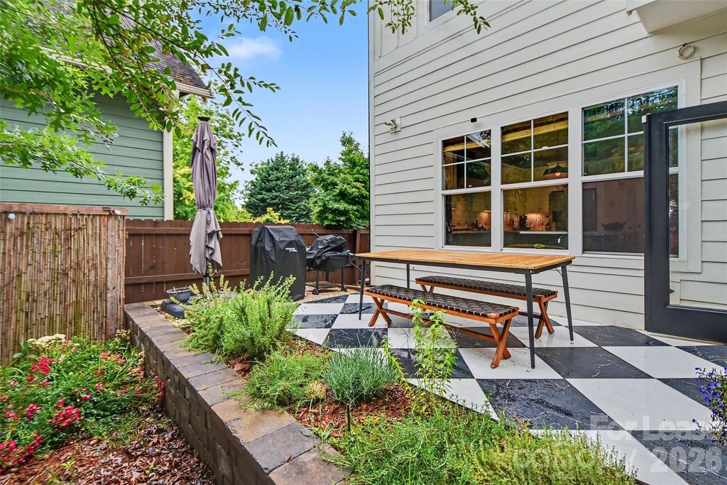 221 S Gardner Avenue - Photo 38