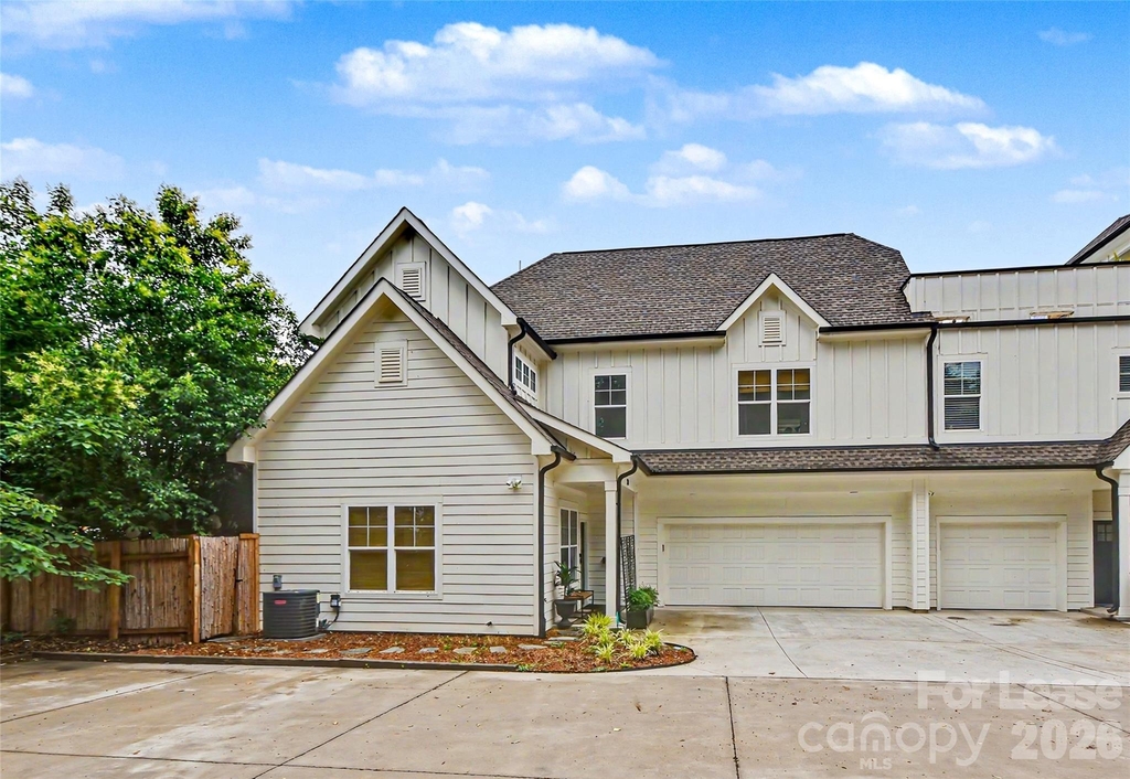 221 S Gardner Avenue - Photo 0