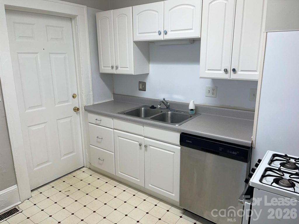 822 Tremont Avenue E - Photo 2