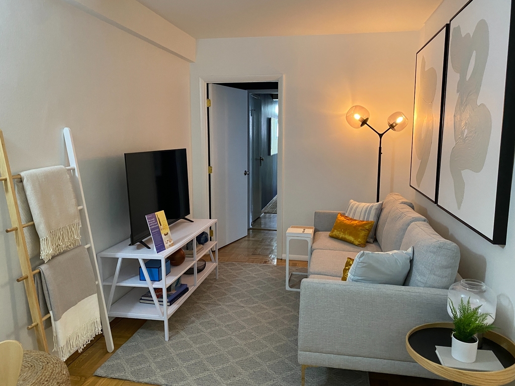 1st Avenue - Photo 1