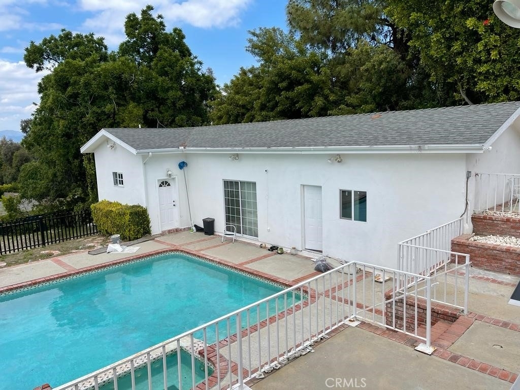 4910 Brewster - Photo 0