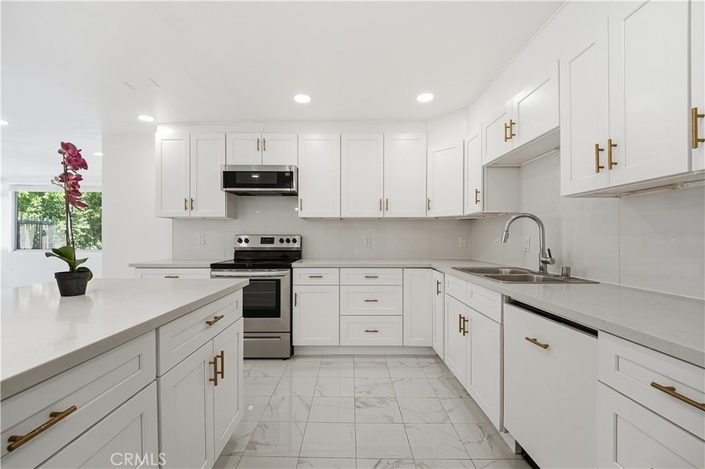 5301 Balboa Boulevard - Photo 3