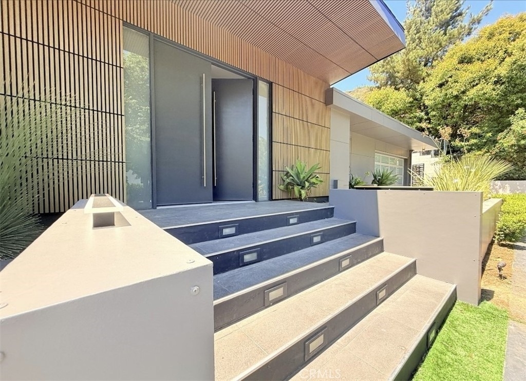 1801 Roscomare Road - Photo 3