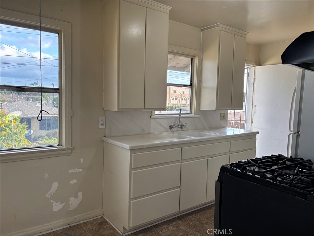 15561 Cornuta Avenue - Photo 2