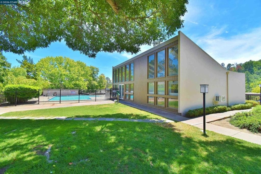 2067 Ascot Dr. - Photo 18