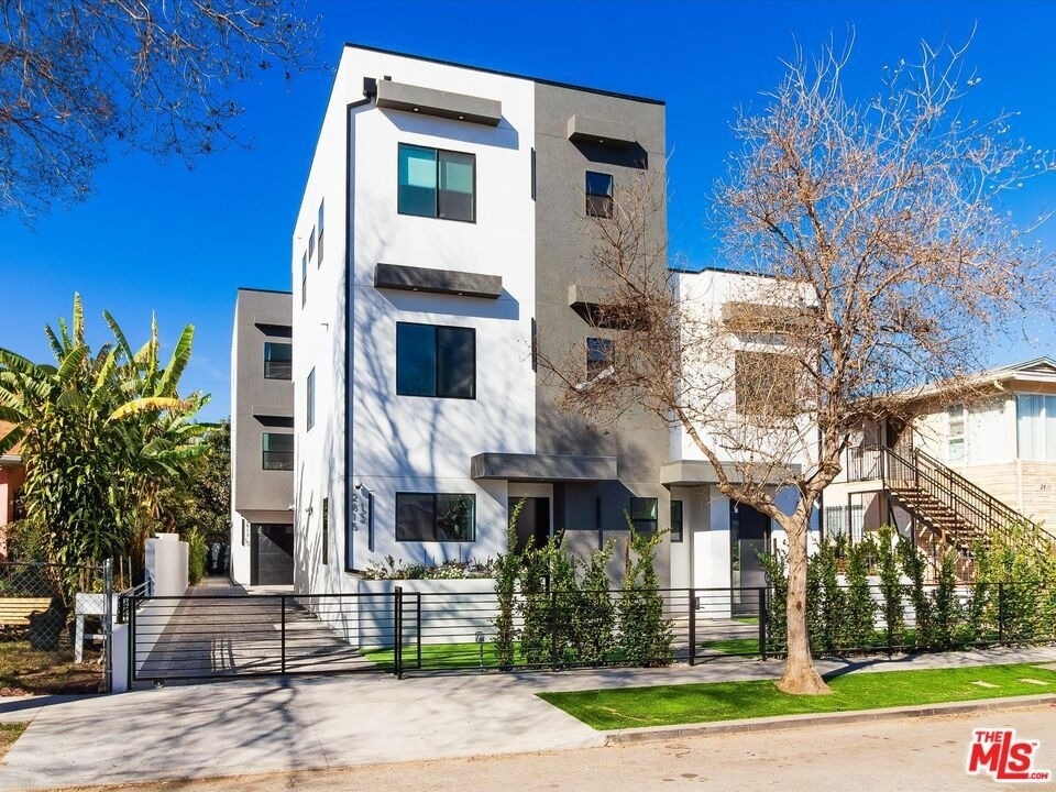 2817 S Redondo Boulevard - Photo 1