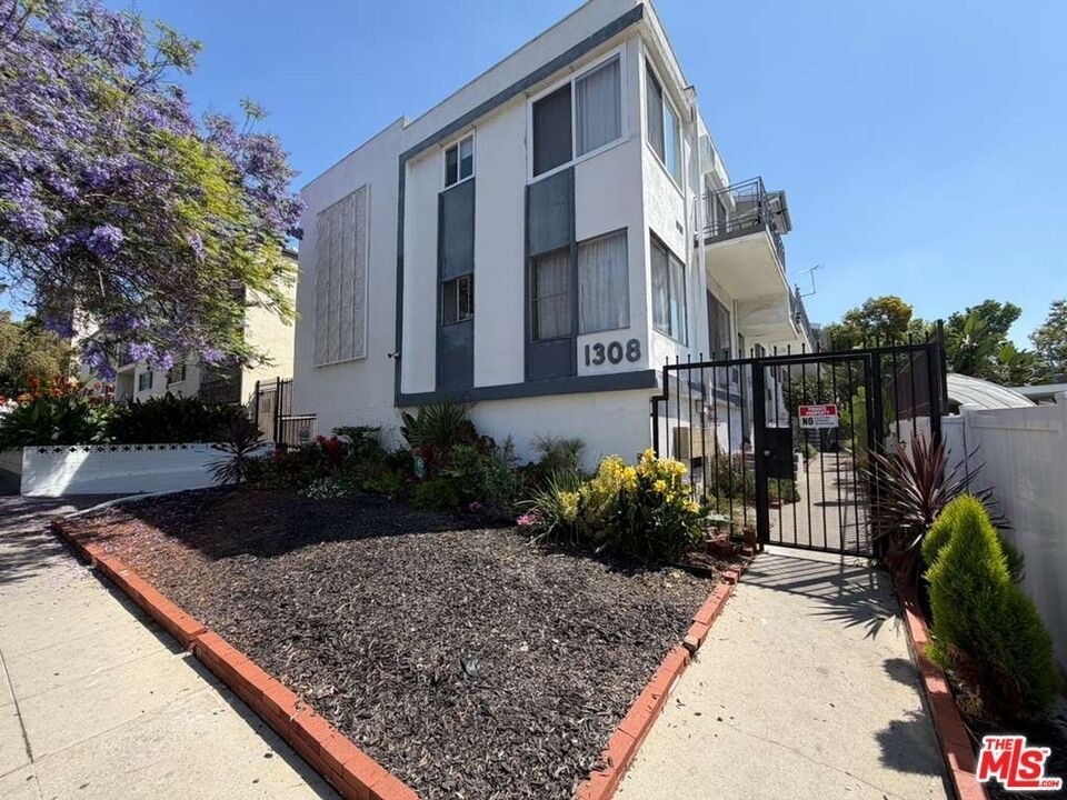 1308 N Poinsettia Place - Photo 0