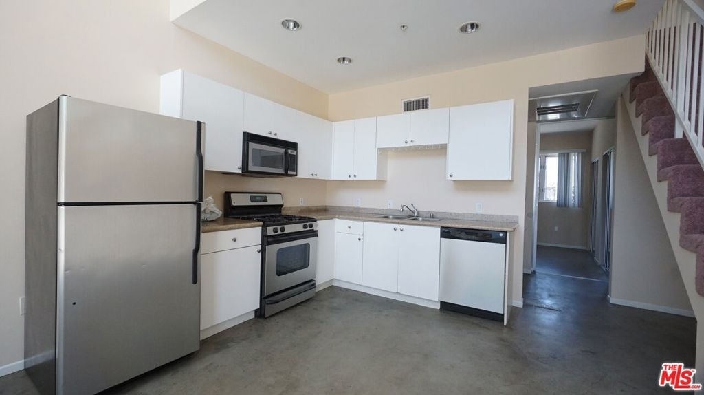 922 W 23rd Street - Photo 2