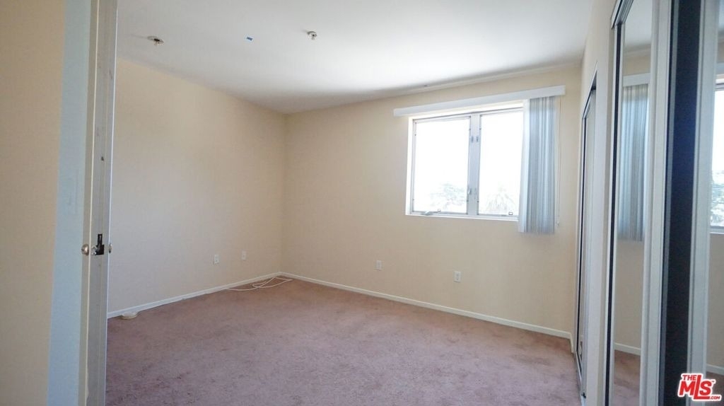 922 W 23rd Street - Photo 10