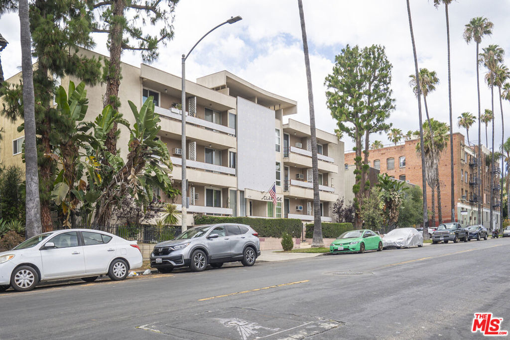 425 S Kenmore Avenue - Photo 0