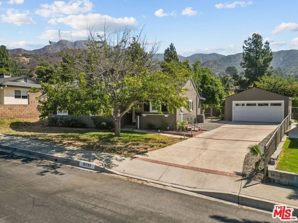 10780 Deliban Street - Photo 0