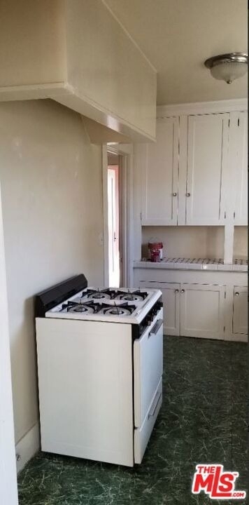 1320 N Harvard Boulevard - Photo 2