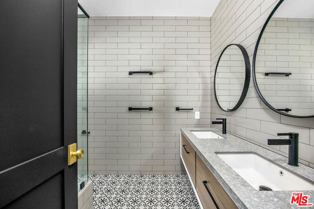 107 S Flores Street - Photo 11