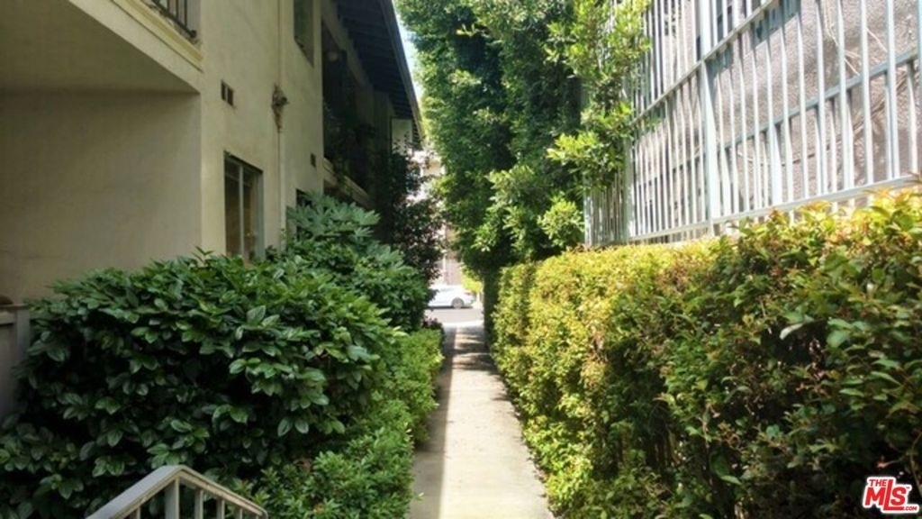 422 Arnaz Drive - Photo 3