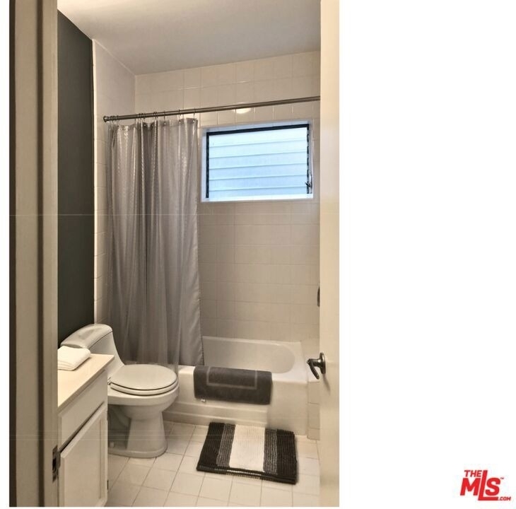 1145 Larrabee Street - Photo 2