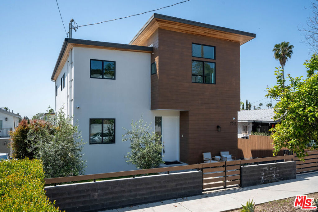 2512 Berkeley Avenue - Photo 0
