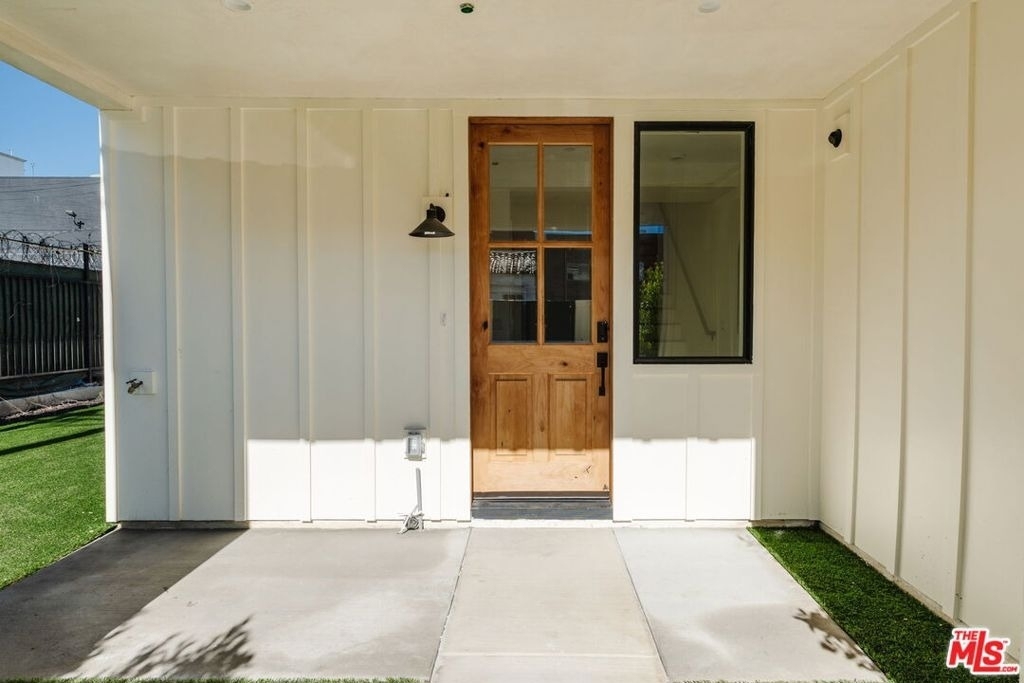 6765 1/2 Lexington Avenue - Photo 1