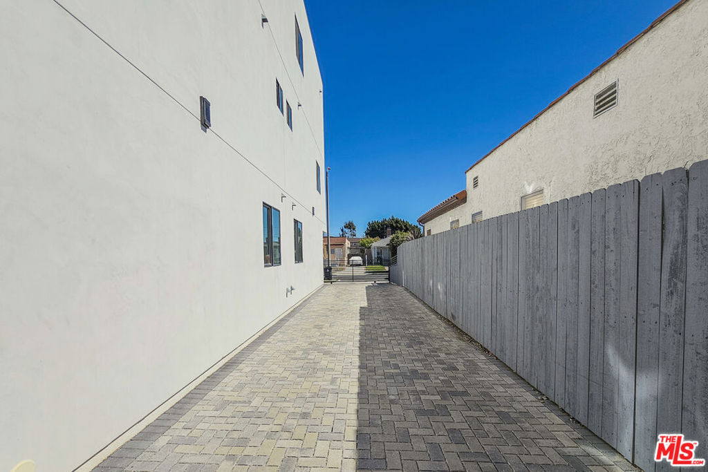 1921 1/2 Carmona Avenue - Photo 24