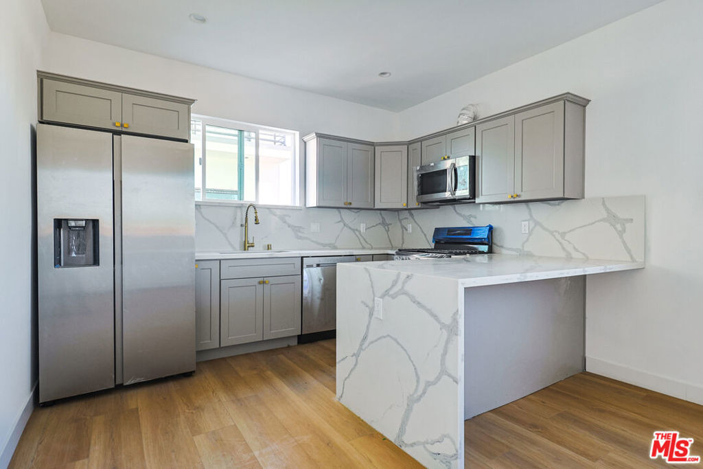 1921 1/2 Carmona Avenue - Photo 5