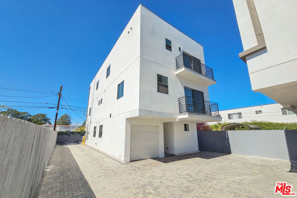 1921 1/2 Carmona Avenue - Photo 2