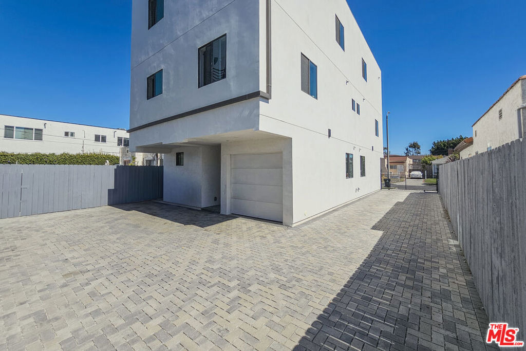 1921 1/2 Carmona Avenue - Photo 3