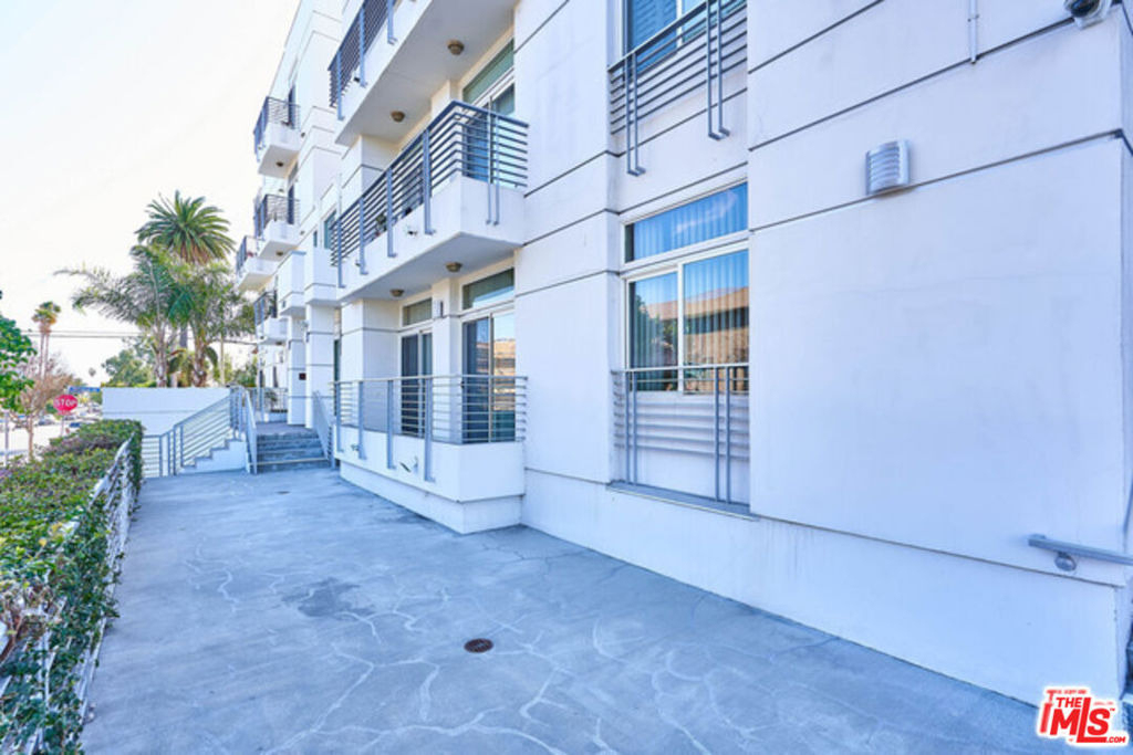 401 N Serrano Avenue - Photo 12