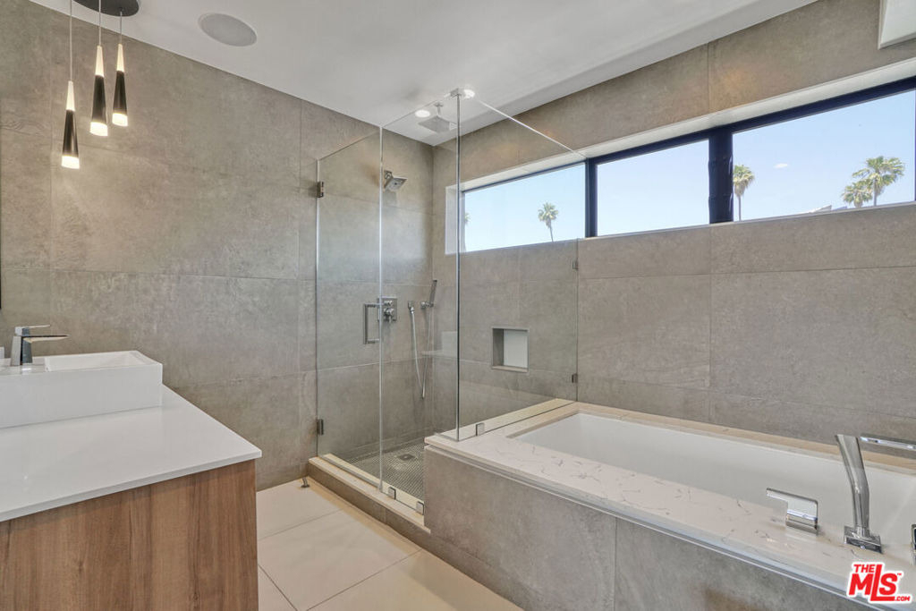 1447 N Martel Avenue - Photo 7