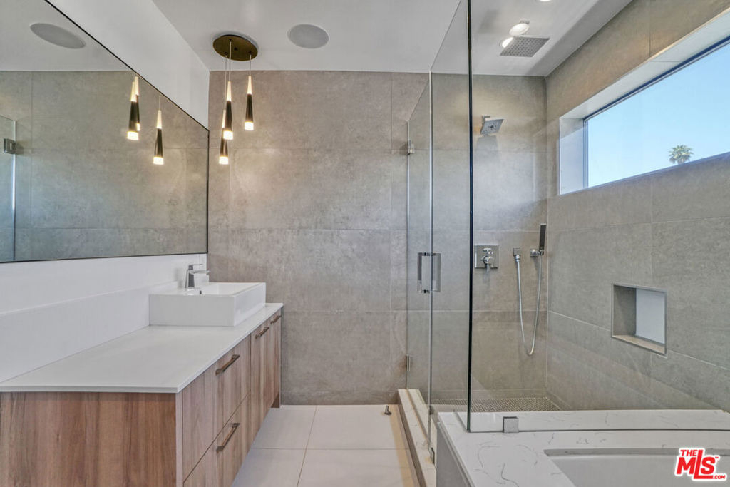 1447 N Martel Avenue - Photo 5