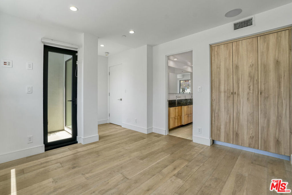 1447 N Martel Avenue - Photo 9