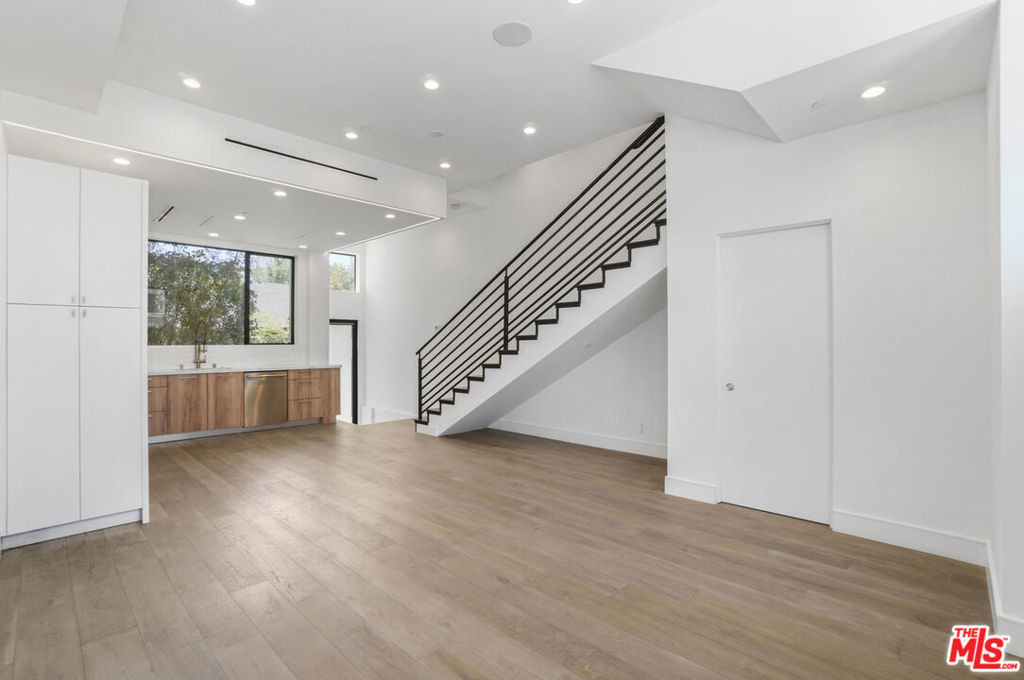 1447 N Martel Avenue - Photo 3