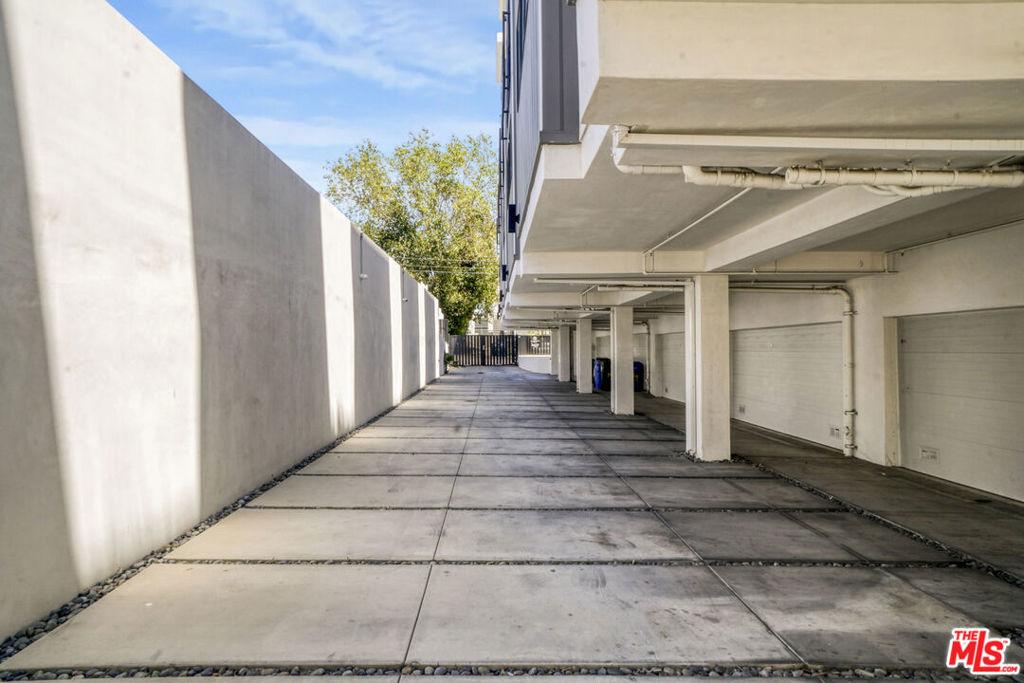 1447 N Martel Avenue - Photo 14