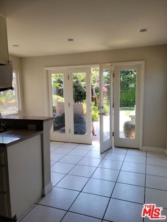 8501 Lilienthal Avenue - Photo 2