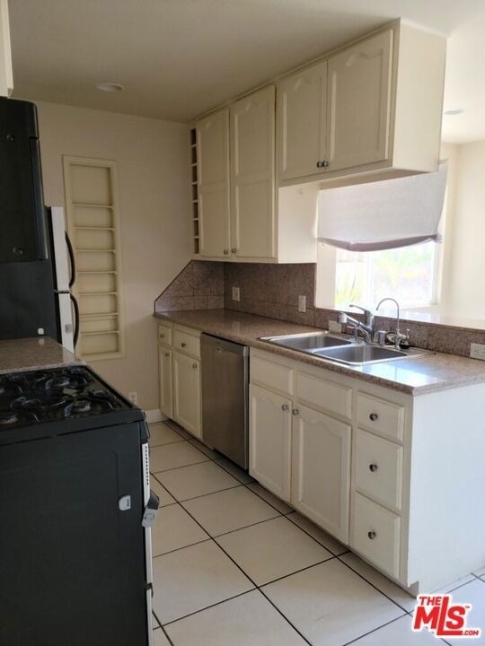 8501 Lilienthal Avenue - Photo 6