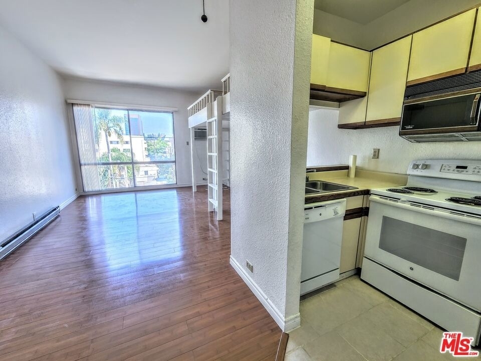 1440 Veteran Avenue - Photo 8