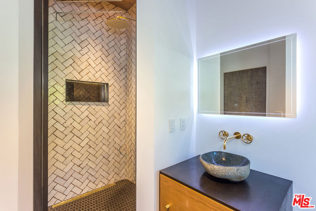 1707 Rising Glen Road - Photo 46