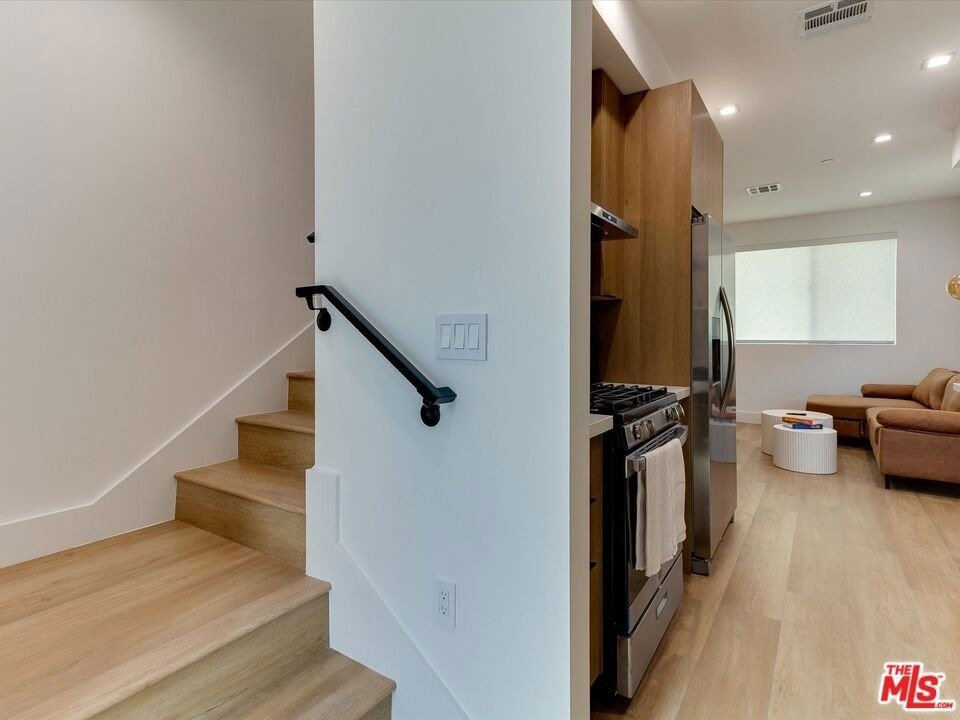 2815 S Redondo Boulevard - Photo 2