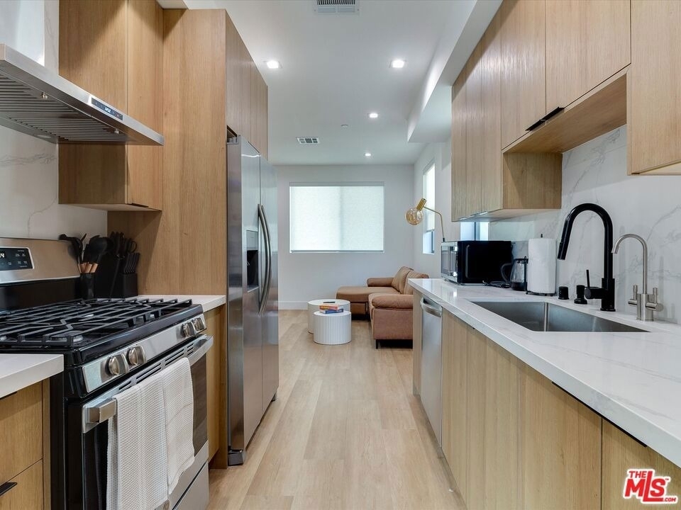 2815 S Redondo Boulevard - Photo 3