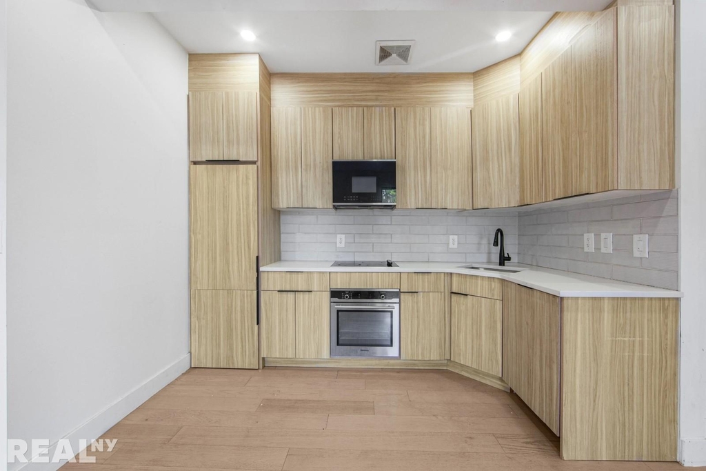 11th Street - Photo 2