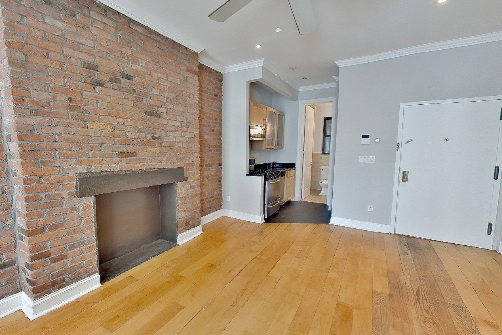 Avenue B - Photo 1