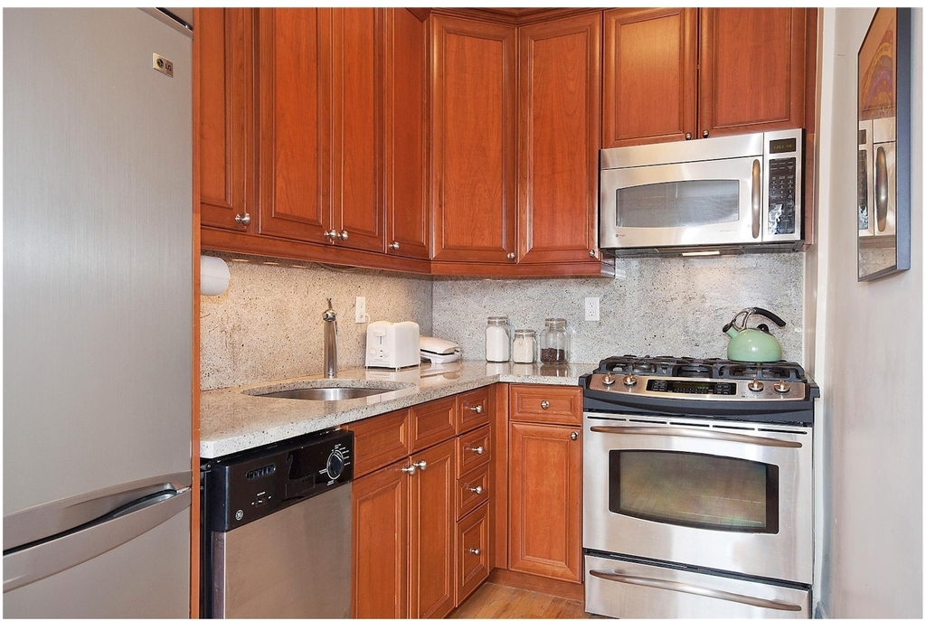 134 W 93rd St - Photo 3