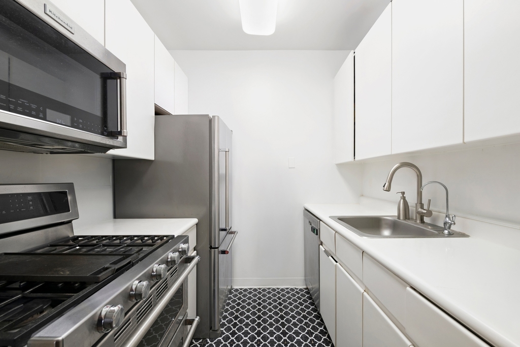 250 E 40th St - Photo 5