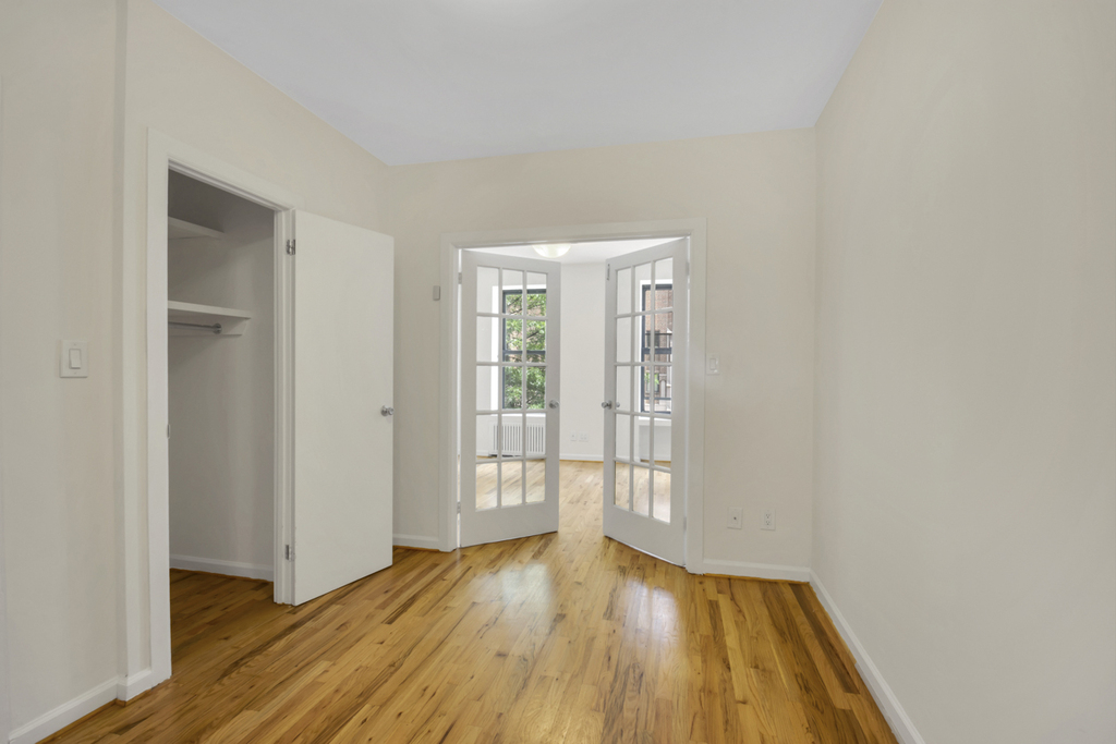 Second Avenue - Photo 2