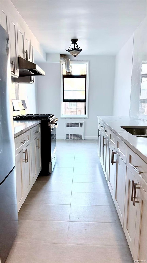 83-60 Vietor Avenue - Photo 2