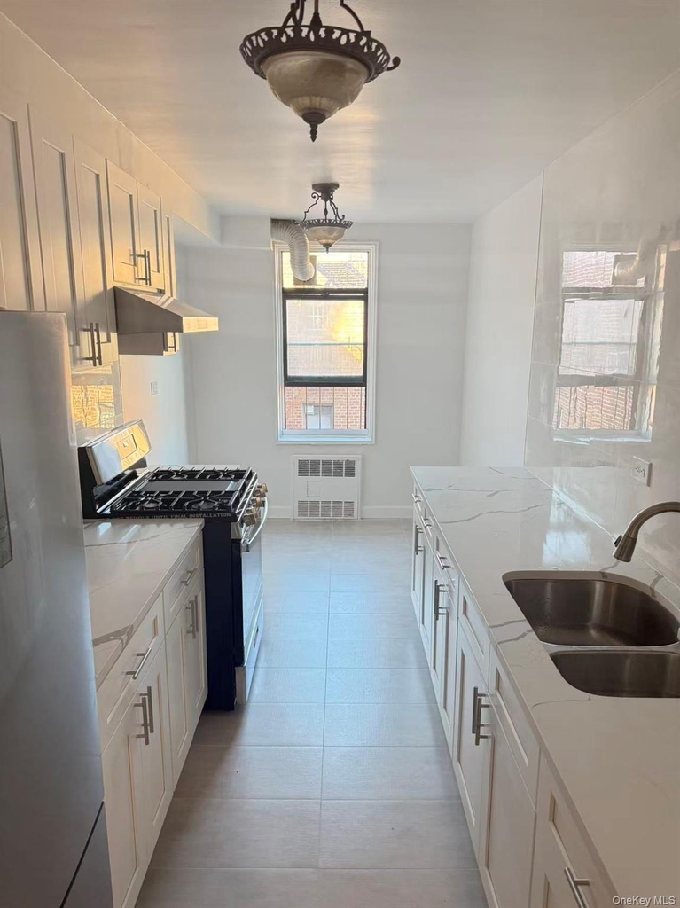 83-60 Vietor Avenue - Photo 1