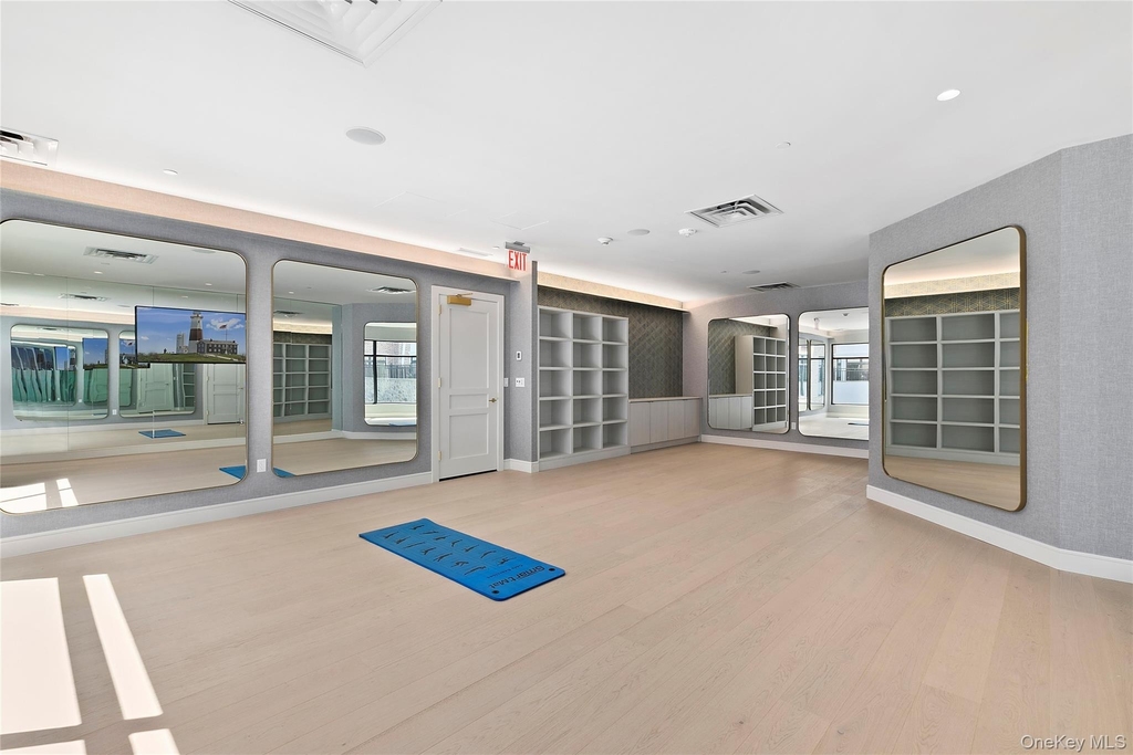 695 Merrick Avenue - Photo 8