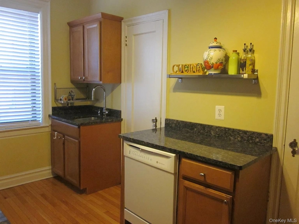 1 Franklin Avenue - Photo 1