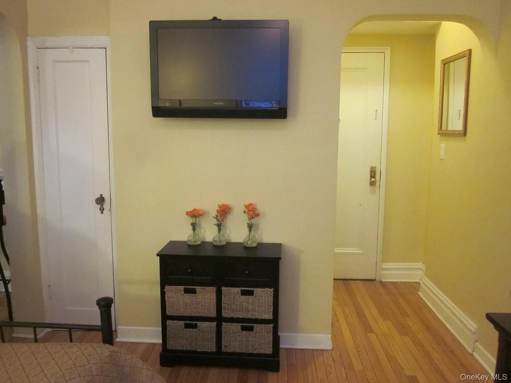 1 Franklin Avenue - Photo 3